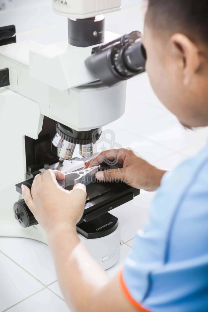 Microscope to check the structure of aluminum on a microscopic scale